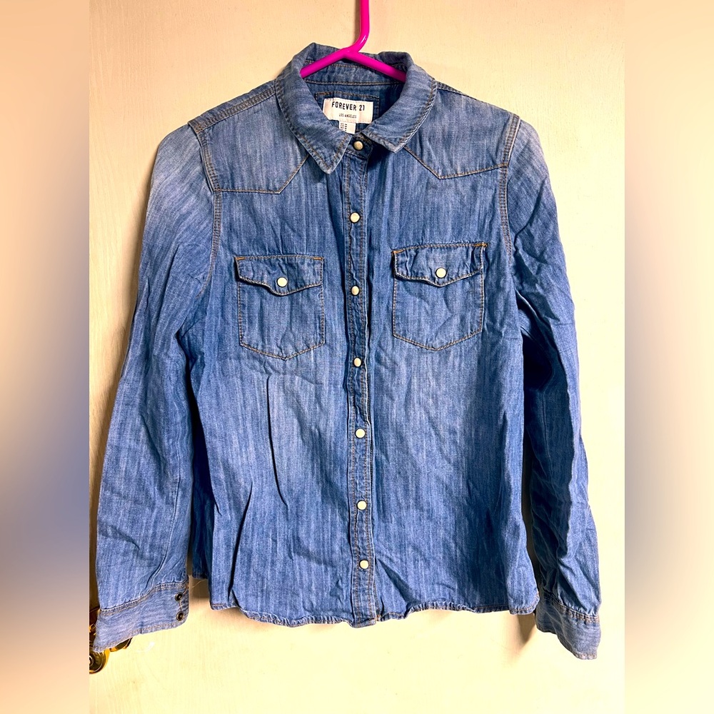 Forever 21 chambray long sleeve button up top. Size medium. Used once, like new